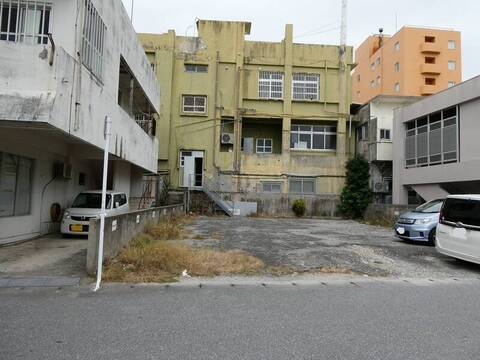 西里大通り裏の友利メガネ店駐車場の画像